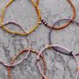 Maak minimalistische armbanden met deze kleine rocailles 