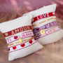Maak vrolijke armbanden met tekstlint en bead stoppers