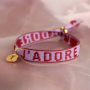 Maak vrolijke armbanden met tekstlint en bead stoppers