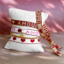 Maak vrolijke armbanden met tekstlint en bead stoppers