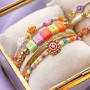 Zo cre&euml;er je in korte tijd vrolijke armbanden