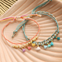 Verwerk de mini kwastjes in vrolijke sieraden