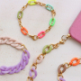 Ontwerp oorbellen, armbanden, kettingen en telefoonkoorden met acryl schakels
