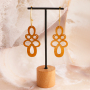 Statement oorbellen cre&euml;ren met resin hangers
