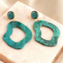 Statement oorbellen cre&euml;ren met resin hangers