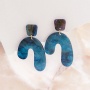 Statement oorbellen cre&euml;ren met resin hangers