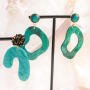 Statement oorbellen cre&euml;ren met resin hangers