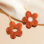Statement oorbellen cre&euml;ren met resin hangers