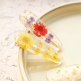 Trendy droogbloem armbanden met bijpassende haarclips