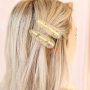 Trendy droogbloem armbanden met bijpassende haarclips