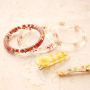 Trendy droogbloem armbanden met bijpassende haarclips