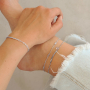 Zo combineer je deze zomer enkelbandjes en armbandjes