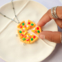 Zo verwerk je hangers en kralen van resin in je sieraden