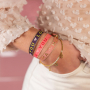 Zo ontwerp je armbanden met tekstlint