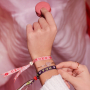 Zo ontwerp je armbanden met tekstlint