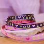 Zo ontwerp je armbanden met tekstlint