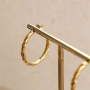 Tips voor het dragen van statement stainless steel oorbellen