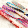 Cre&euml;er unieke armbandjes, sleutelhangers en cadeaus met tekstlint
