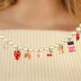 Cre&euml;er vrolijke tasdecoratie met kerst resin hangers