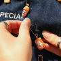 Cre&euml;er vrolijke tasdecoratie met kerst resin hangers
