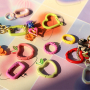 Maak trendy sieraden met gekleurde sleutelhanger onderdelen