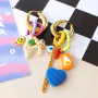 Maak trendy sieraden met gekleurde sleutelhanger onderdelen