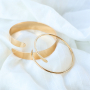 Summer festival vibes met metalen arm cuffs