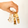 Summer festival vibes met metalen arm cuffs