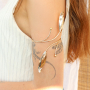 Summer festival vibes met metalen arm cuffs