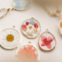 Klassieke sieraden maken met bedels met gedroogde bloemetjes